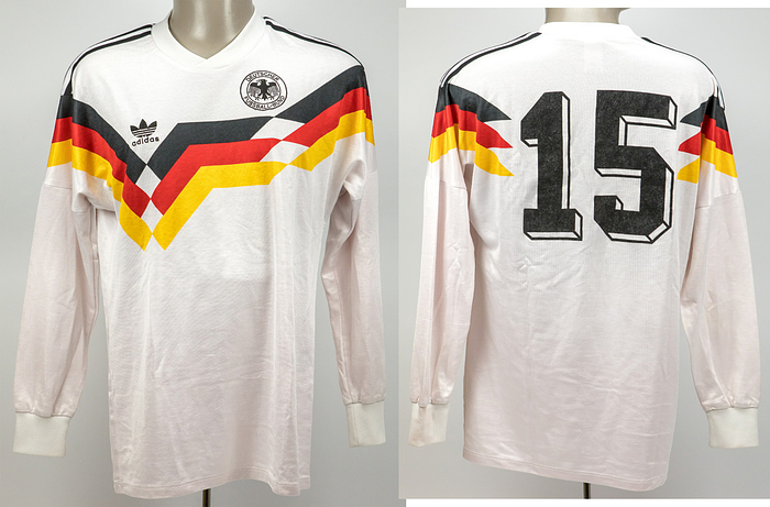 DFB - Trikot 1990  | Original match worn Spielertrikot von Deutschland mit der Rückennummer 15. Getragen von Andreas Thom am 19.12.1990 im Freundschaftsspiel gegen die Schweiz (4:0) in Stuttgart. Status:AAA. Historisches Trikot! Die deutsche Nationalmannschaft setzte iun diesem Spiel erstmals nach der Wiedervereinigung am Spieler aus der ehemaligen DDR ein. Im ersten gesamtdeutschen Länderspiel gegen die Schweiz (4:0) in Stuttgart kam Matthias Sammer als erster Spieler aus dem Osten in der Startelf der DFB-Auswahl zum Einsatz. Andreas Thom wurde in der 74. Minute gegen Sammer eingewechselt und erzielte gleich in 75.Minute das erste Tor eines ehemaligen DDR Nationalspielers in einer gesamtdeutschen Mannschaft zum 3:0. Thom war somit der zweite ehemalige DDR-Spieler der zum Einsatz kam!.