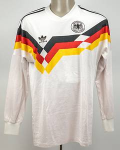 DFB - Trikot 1990  | Original match worn Spielertrikot von Deutschland mit der Rückennummer 15. Getragen von Andreas Thom am 19.12.1990 im Freundschaftsspiel gegen die Schweiz (4:0) in Stuttgart. Status:AAA. Historisches Trikot! Die deutsche Nationalmannschaft setzte iun diesem Spiel erstmals nach der Wiedervereinigung am Spieler aus der ehemaligen DDR ein. Im ersten gesamtdeutschen Länderspiel gegen die Schweiz (4:0) in Stuttgart kam Matthias Sammer als erster Spieler aus dem Osten in der Startelf der DFB-Auswahl zum Einsatz. Andreas Thom wurde in der 74. Minute gegen Sammer eingewechselt und erzielte gleich in 75.Minute das erste Tor eines ehemaligen DDR Nationalspielers in einer gesamtdeutschen Mannschaft zum 3:0. Thom war somit der zweite ehemalige DDR-Spieler der zum Einsatz kam!. - Bild 2