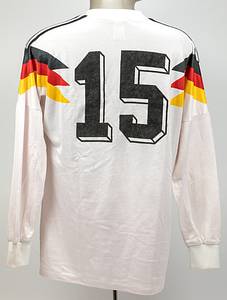 DFB - Trikot 1990  | Original match worn Spielertrikot von Deutschland mit der Rückennummer 15. Getragen von Andreas Thom am 19.12.1990 im Freundschaftsspiel gegen die Schweiz (4:0) in Stuttgart. Status:AAA. Historisches Trikot! Die deutsche Nationalmannschaft setzte iun diesem Spiel erstmals nach der Wiedervereinigung am Spieler aus der ehemaligen DDR ein. Im ersten gesamtdeutschen Länderspiel gegen die Schweiz (4:0) in Stuttgart kam Matthias Sammer als erster Spieler aus dem Osten in der Startelf der DFB-Auswahl zum Einsatz. Andreas Thom wurde in der 74. Minute gegen Sammer eingewechselt und erzielte gleich in 75.Minute das erste Tor eines ehemaligen DDR Nationalspielers in einer gesamtdeutschen Mannschaft zum 3:0. Thom war somit der zweite ehemalige DDR-Spieler der zum Einsatz kam!. - Bild 3