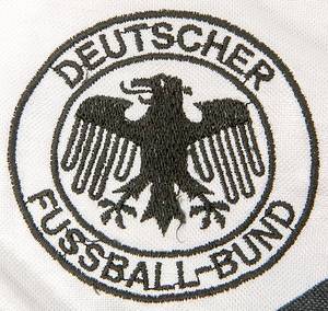 DFB - Trikot 1990  | Original match worn Spielertrikot von Deutschland mit der Rückennummer 15. Getragen von Andreas Thom am 19.12.1990 im Freundschaftsspiel gegen die Schweiz (4:0) in Stuttgart. Status:AAA. Historisches Trikot! Die deutsche Nationalmannschaft setzte iun diesem Spiel erstmals nach der Wiedervereinigung am Spieler aus der ehemaligen DDR ein. Im ersten gesamtdeutschen Länderspiel gegen die Schweiz (4:0) in Stuttgart kam Matthias Sammer als erster Spieler aus dem Osten in der Startelf der DFB-Auswahl zum Einsatz. Andreas Thom wurde in der 74. Minute gegen Sammer eingewechselt und erzielte gleich in 75.Minute das erste Tor eines ehemaligen DDR Nationalspielers in einer gesamtdeutschen Mannschaft zum 3:0. Thom war somit der zweite ehemalige DDR-Spieler der zum Einsatz kam!. - Bild 4