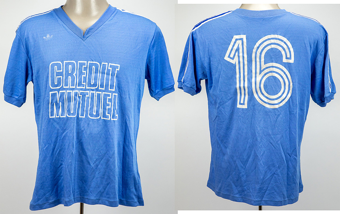  - Original match-worn Racing Strasbourg (France) playershirt with the number 1. Worn in a Ligue 1 (French first division) match during the 1979/1980 season. Jersey from the collection of French international Gildert Gress. Status: ABA. --Short-sleeved jersey; size approx. L; printed adidas logo; flocked 'Credti Muntuel' advertising print; flocked back number; adidas. Laundry label missing. The consignor received this jersey directly from Gress, who was the Racing coach at that time. Condition: A-