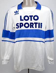  - Original match-worn Olympique Marseille player shirt with the number 15. Worn in the 1988/1989 season. Status: ABA. --Long-sleeved jersey; size 6/7; Adidas logo, sponsor, and back number flocked; Adidas. One pulled thread in the lower back area; minor signs of storage. The consignor received this directly from a German national player who played for Olympique in the 1988/89 season. Condition: A- - Bild 2