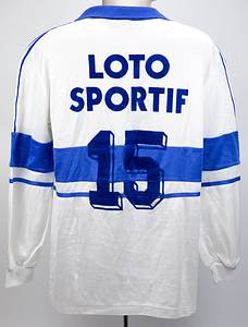  - Original match-worn Olympique Marseille player shirt with the number 15. Worn in the 1988/1989 season. Status: ABA. --Long-sleeved jersey; size 6/7; Adidas logo, sponsor, and back number flocked; Adidas. One pulled thread in the lower back area; minor signs of storage. The consignor received this directly from a German national player who played for Olympique in the 1988/89 season. Condition: A- - Bild 3