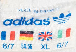  - Original match-worn Olympique Marseille player shirt with the number 15. Worn in the 1988/1989 season. Status: ABA. --Long-sleeved jersey; size 6/7; Adidas logo, sponsor, and back number flocked; Adidas. One pulled thread in the lower back area; minor signs of storage. The consignor received this directly from a German national player who played for Olympique in the 1988/89 season. Condition: A- - Bild 5