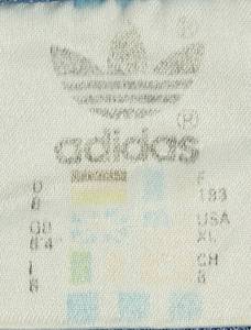  - Original match-worn training jacket of Grasshoppers Club Zürich with number "1". Worn before league matches (Switzerland) or in training around 1990. Status: ACC. --Long-sleeved jacket; size CH 8; adidas logo and club name printed on the back; player's jersey number "1" applied as a foil stamp on the front. Zipper still fully functional. Back print slightly faded. Condition: A- - Bild 5