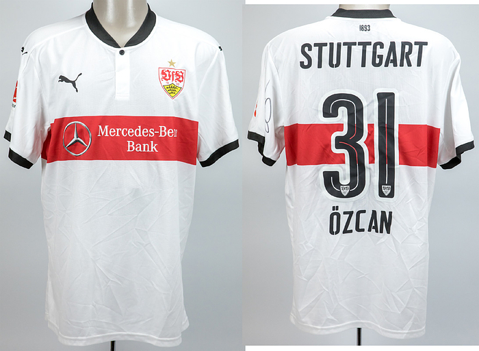 Sorry, no english description is available. ...  -  Condition: A-.....Trikot kurzarm; Kopfleiste; Größe XL; Vereins-Logo, 1 Meisterstern und Puma-Logos gummiert; Werbeaufdruck 'Mercedes-Benz Bank' gummiert; Spielername, Rückennummer und Schriftzug 'Stuttgart' gummiert; Puma DryCell. Der Einlieferer hat dieses Trikot von Özcan bekommen.