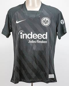 Sorry, no english description is available. ... match worn football shirt Eintr. Frankfurt 2021 -  Condition: A-.....Trikot kurzarm; Größe L; Vereins-Logo und Nike-Logo gummiert; Werbeaufdruck 'indeed Jobs finden' gummiert; Spielername, Rückennummer und Schriftzug 'Frankfurt' gummiert; mit dpd Patch, UEFA Europa League Trophy Patch und UEFA Foundation for children Patch; Nike Dri-Fit. Trikot kommt aus der Sammlung eines Mitarbeiters von Eintracht Frankfurt. Beiliegend ein Bild aus dem Spiel das Hinteregger mit diesem Trikot zeigt und deutlich nachweist, dass "SGE" patch genau an dieser Stelle plaziert ist!! --In einigen Eintracht Kreisen kursiert der Glaubenssatz, dass man Spielerstrikots aus dieser Saison ausschießlich an der Stellung (Abstand zur Naht) des "SGE" Logo erkennen könnte. Wie das mit Glaubenssätzen so ist, gibt es keinerlei objektive Beweise für diesen Umstand. Es handelt sich bei dieser Theorie um reine, nicht belegbare Vermutungen. Warum sollte Eintracht Frankfurt Trikots bestellen, bei den das "SGE"-Logo für Fantrikots einen anderen Abstand zu Naht hat, wie bei den Spielertrikots. Eine Unterscheidbarkeit von Spielertrikots und Fanshoptrikots, bei ansonsten völlig identischen Merkmalen, spielt für den Verein überhaupt keine Rolle. Die Vertreter dieses Glaubenssatzes können noch nicht mal den Bestellschein der Eintracht nachweisen, auf dem das vermerkt sein müßte. - Bild 2