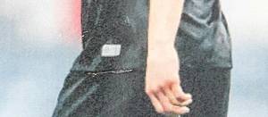 Sorry, no english description is available. ... match worn football shirt Eintr. Frankfurt 2021 -  Condition: A-.....Trikot kurzarm; Größe L; Vereins-Logo und Nike-Logo gummiert; Werbeaufdruck 'indeed Jobs finden' gummiert; Spielername, Rückennummer und Schriftzug 'Frankfurt' gummiert; mit dpd Patch, UEFA Europa League Trophy Patch und UEFA Foundation for children Patch; Nike Dri-Fit. Trikot kommt aus der Sammlung eines Mitarbeiters von Eintracht Frankfurt. Beiliegend ein Bild aus dem Spiel das Hinteregger mit diesem Trikot zeigt und deutlich nachweist, dass "SGE" patch genau an dieser Stelle plaziert ist!! --In einigen Eintracht Kreisen kursiert der Glaubenssatz, dass man Spielerstrikots aus dieser Saison ausschießlich an der Stellung (Abstand zur Naht) des "SGE" Logo erkennen könnte. Wie das mit Glaubenssätzen so ist, gibt es keinerlei objektive Beweise für diesen Umstand. Es handelt sich bei dieser Theorie um reine, nicht belegbare Vermutungen. Warum sollte Eintracht Frankfurt Trikots bestellen, bei den das "SGE"-Logo für Fantrikots einen anderen Abstand zu Naht hat, wie bei den Spielertrikots. Eine Unterscheidbarkeit von Spielertrikots und Fanshoptrikots, bei ansonsten völlig identischen Merkmalen, spielt für den Verein überhaupt keine Rolle. Die Vertreter dieses Glaubenssatzes können noch nicht mal den Bestellschein der Eintracht nachweisen, auf dem das vermerkt sein müßte. - Bild 6