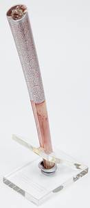  - Original miniature torch from the Beijing Olympic Games 2008. With glass stand with engraving and inscription and certificate. Aluminum, 29 cm high. In original wooden box (48.5x15x10 cm). Numbered, here No. 027242/200000. The torch is a faithful reduction of the original torch with beautiful details, published by the OK. - Torch small scratches, box with signs of use. Condition: B+ - Bild 2