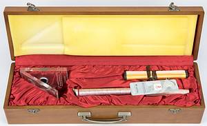  - Original miniature torch from the Beijing Olympic Games 2008. With glass stand with engraving and inscription and certificate. Aluminum, 29 cm high. In original wooden box (48.5x15x10 cm). Numbered, here No. 027242/200000. The torch is a faithful reduction of the original torch with beautiful details, published by the OK. - Torch small scratches, box with signs of use. Condition: B+ - Bild 5