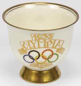 Porzellantasse 1936  | Porzellantasse mit Goldrand und mit farbigen Olympischen Motiven „1936 Olympia“ und den Olympischen Ringen. Hersteller: „Echt Tuppack. Tiefenfurt“ Tasse: 9x8,5 cm;. - Bild 2