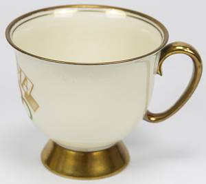  - Olympic Games 1936: Porcelain cup with gold rim and colored Olympic motifs "1936 Olympia" and the Olympic rings. Manufacturer: "Echt Tuppack. Tiefenfurt" Cup: 9x8.5 cm; Condition: A - Bild 3