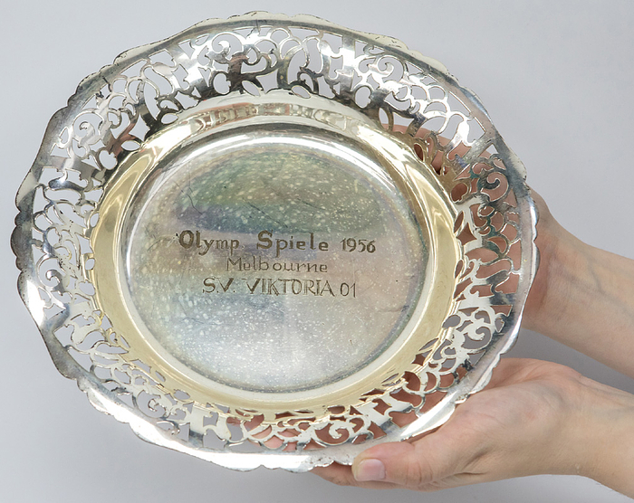  - Silver-plated fruit basket with engraved inscription "Olympi. Spiele 1956 Melbourne. SC Viktoria 01". Gift from Viktoria Aschaffenburg to German national football player Rudi Hoffmann (1935-2020; 1 international cap) and participant in the Olympic football tournament for Germany at the 1956 Melbourne Olympic Games. 25 cm --signs of usage Condition: A-