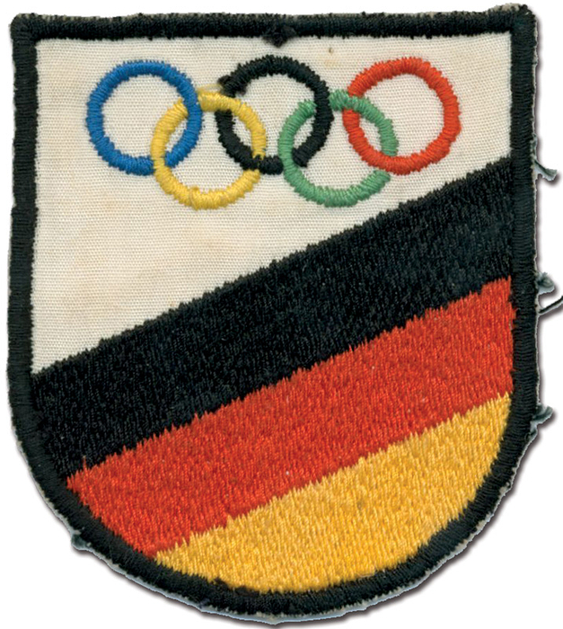 1)Stoffabzeichen Deutschland OSS1956  | Original Mannschaftswappen der deutschen Oympiamannschaft OSS1956, dass die Fußballspieler der deutschen Olympiamannschaft auf dem Trikot getragen haben. Persönliches Abzeichen   Leinen, farbig bestickt, 7x6,3 cm.