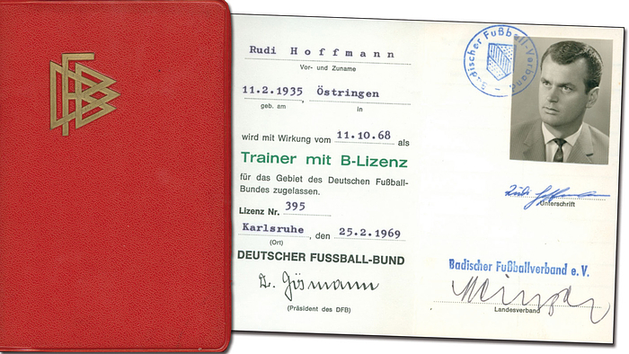 Sorry, no english description is available. ...  -  Condition: A.....Direkt aus dem Nachlass vom deutschen Fußball A-Nationalspieler Rudi Hoffmann (1935-2020; 1 A-Länderspiel) und Teilnehmer am Olympischen Fußballturnier für Deutschland bei den Olympischen Spielen Melbourne 1956.