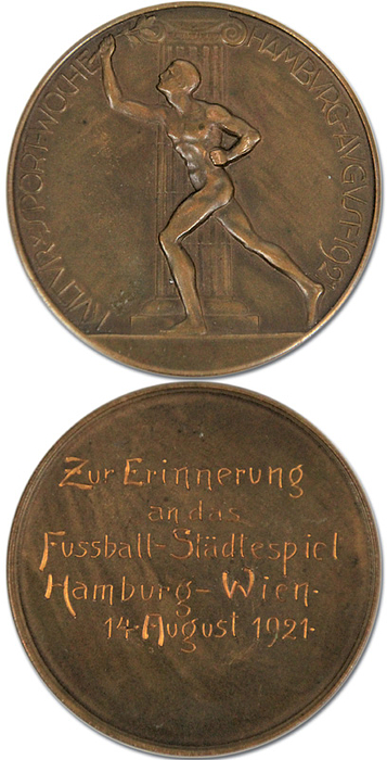 1)Teilnehmermedaille 1921  | Persönliche Teilnehmermedaille des deutschen Natinonalspielers Herny Müller (1896-1982) für das Städtespiel Hamburg Wien 1921 mit der Gravur "Zur Erinnerung an das Fussball - Städtespiel Hamburg - Wien 14.August 1921" anläßlich der "Kultur- und Sportwoche Hamburg August 1921" (Inschrift auf der Vorderseite der Medaille). Bronze, 5,1 cm.