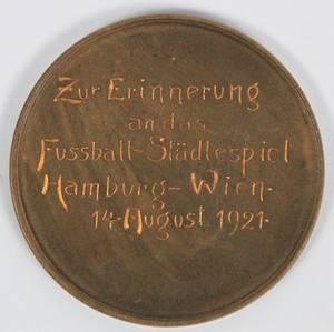 1)Teilnehmermedaille 1921  | Persönliche Teilnehmermedaille des deutschen Natinonalspielers Herny Müller (1896-1982) für das Städtespiel Hamburg Wien 1921 mit der Gravur "Zur Erinnerung an das Fussball - Städtespiel Hamburg - Wien 14.August 1921" anläßlich der "Kultur- und Sportwoche Hamburg August 1921" (Inschrift auf der Vorderseite der Medaille). Bronze, 5,1 cm. - Bild 3