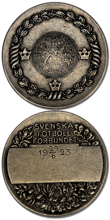 1)Länderspielmedaille 1923  | Offizielle Länderspielmedaille des schwedischen Fußballverbandes für das Länderspiel Schweden v Deutschland (2:1) am 29.6.1923 in Stockholm. Mit Inschrift "Svenska Football Forebundet" und der Gravur des Spieltages "29 - 6 - 1923". Silber (gepunzt), 3,5 cm. Persöniche Medaile von Herny Müller, der in diesem Länderspiel eingesetzt wurde.