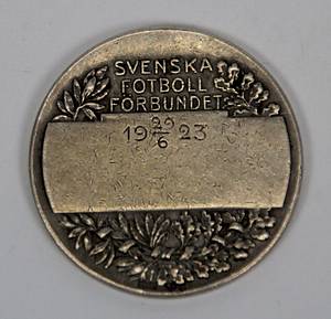 1)Länderspielmedaille 1923  | Offizielle Länderspielmedaille des schwedischen Fußballverbandes für das Länderspiel Schweden v Deutschland (2:1) am 29.6.1923 in Stockholm. Mit Inschrift "Svenska Football Forebundet" und der Gravur des Spieltages "29 - 6 - 1923". Silber (gepunzt), 3,5 cm. Persöniche Medaile von Herny Müller, der in diesem Länderspiel eingesetzt wurde. - Bild 2