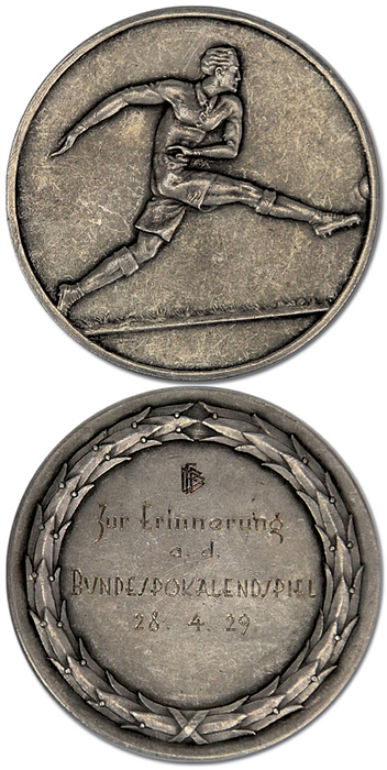 1)Siegermedaille 1929  | Silberne Siegermedaille 1929 für Henry Müller der mit der Auswahlmannschaft von Norddeutschland das Endspiel im Bundespokal 1929 gegen Brandenburg (1:4) erreichte. Mit Gravur "Zur Erinnerung a,d, Bundespokal Endspiel 24.4.1929" und gravierten DFB Logo. Silber (gepunzt 990; Gewicht 51 Gramm. Silberwert 13.03.2026: 120 €). 5 cm.