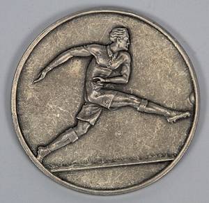 1)Siegermedaille 1929  | Silberne Siegermedaille 1929 für Henry Müller der mit der Auswahlmannschaft von Norddeutschland das Endspiel im Bundespokal 1929 gegen Brandenburg (1:4) erreichte. Mit Gravur "Zur Erinnerung a,d, Bundespokal Endspiel 24.4.1929" und gravierten DFB Logo. Silber (gepunzt 990; Gewicht 51 Gramm. Silberwert 13.03.2026: 120 €). 5 cm. - Bild 2
