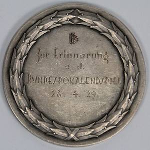 Sorry, no english description is available. ...  -  Condition: A.....Der Bundespokal der bereits vor dem 1.Weltkrieg ausgetragen wurde, war der höchste Pokalwettbewerb im Deutschen Reich bis zur Einführung des Vereinspokals 1935 Die Mannschaften waren gespickt mit Nationalspieler und anderen Topspielern der verschiedenen Landesverbände. Das Siegerteam erhielt die gleiche Medaille allerdings vergoldet. Direkt aus dem Nachlass von Henry Müller (1996-1982), 9 DFB A-Länderspiele (1921-1928); Viktoria Hamburg. - Bild 3