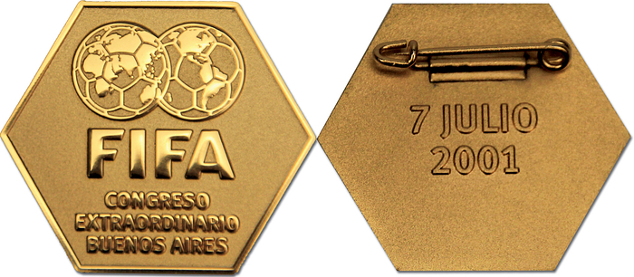 FIFA-Kongress 2001  | Offizielle Teilnehmerabzeichen FIFA-Kongress "Congreso Extraordinario Buenos Aires" auf derRückseite Inschrift " 7 Julio 2001". Bronze, vergoldet, 3,5x3 cm.