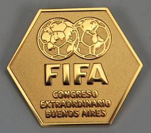  - Official participant badge of the FIFA Congress "Congreso Extraordinario Buenos Aires" with the inscription "7 Julio 2001" on the reverse. Bronze, gilded, 3.5 x 3 cm. Condition: A - Bild 2