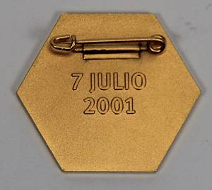  - Official participant badge of the FIFA Congress "Congreso Extraordinario Buenos Aires" with the inscription "7 Julio 2001" on the reverse. Bronze, gilded, 3.5 x 3 cm. Condition: A - Bild 3