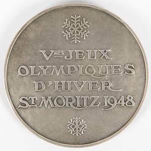 - Olympic Winter Games 1948 Silver Winner medal: Silver medal for a second place at the Olympic Winter Games in St. Moritz 1948.  „Vmes Jeux Olympiques d'hiver St.Moritz 1948". Silver, hallmarked (stamped 925, weight: 102 g), Made by Huguenin, 6 cm. There were only 47 bronze medals at the Olympic Games of 1948. Condition: A - Bild 3