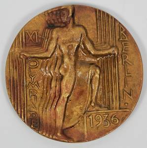 Teilnehmermedaille 1936  | Offizielle Teilnehmermedaille für die Olympischen Sommerspiele von Berlin 1936 (v. Otto Placek). Mit Randpunze "Guss. H.Noack Berlin" Bronzeguß brauner Patina. 7 cm. - Bild 2