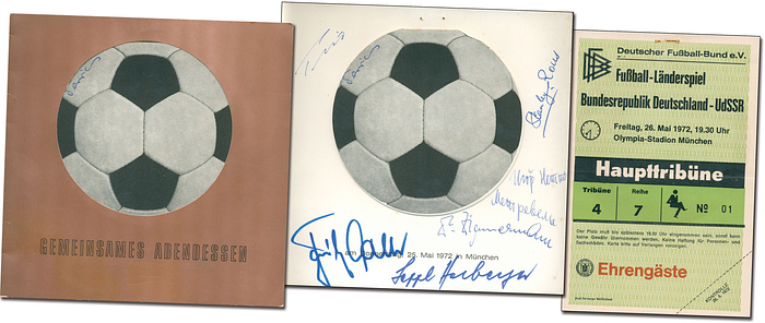 Speisekarte Länderspiel 1972  | Original Speisekarte vom Fußball Länderspiel BR Deutschland v UdSSR am 26.5.1972 in München. Innen mit original Signaturen von Stanley Rous (FIFA-Präsident), Sepp Herberger, Fritz Walter u.a. 8 Seiten, Karton 15x15 cm. Dabei original Eintrittskarte.