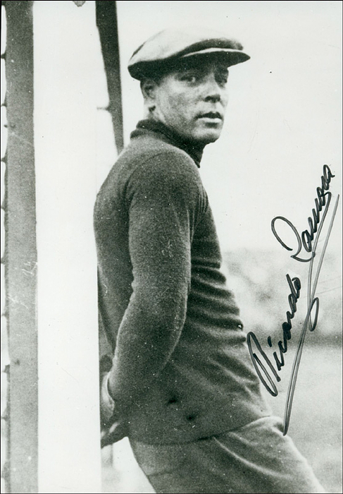 Zamora, Ricardo  | (1901-1978) S/W-Foto der Torwartlegende Ricardo Zamora (46x Spanien Nationamannschaft; Silbermedaille Olympische Spiele 1920; Teilnehmer Fußball - Weltmeisterschaft 1934) mit Originalsignatur, 18x12,5 cm.