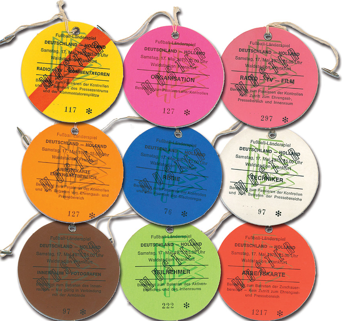 Arbeitskarte DFB Länderspiel 1975  | 9 verschiedene original Arbeitskarten des DFB für das Fußball - Länderspiel Deutschland v Holland 17.5.1975 in Frankfurt. Alle mit dem Aufdruck "Muster". Karton mit original Bändchen, je 7,5 cm.
