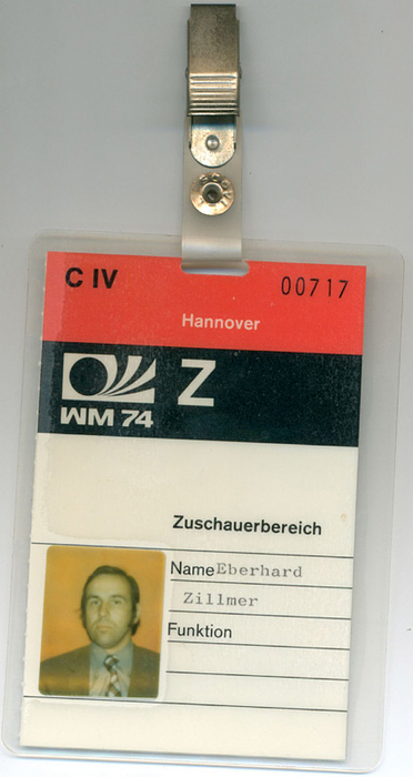 Ausweis WM 1974  | Offizieller Ausweis eines Mitrbeiters in Hannover für die FIFA Fußball-Weltmeisterschaft 1974 in Deutschland mit Lichtbild, 11x8 cm. Mit original Clip.