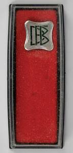  - DFB (German Football Association) - Merit Badge for German national player Matthias Herget. Silver, green enamel (stamped 835), 1.7 x 1.7 cm. Circa 1984. In original box. --Matthias Herget was presumably awarded this pin to mark his 25th international appearance for the DFB (German Football Association). The consignor received this item directly from Matthias Herget's collection. Condition: A - Bild 4