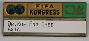 Teilnehmerabzeichen 1974  | Teilnehmerabzeichen „FIFA Kongress 1974“ in München. Mit Namensschildchen aus Karton "Dr. Koe Eng Ghee Asia". Bronze, vergoldet, mehrfarbig emailliert, 7x3,2 cm. - Bild 2