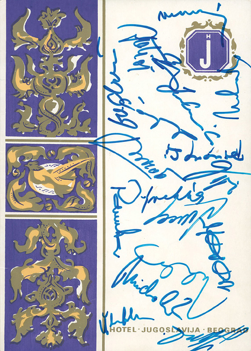 Europameister 1976  | 17 original Signaturen der Spieler des UEFA Fußball Europameisters von 1976 Tschechoslowakei auf einer Karte von ihrem Mannschaftshotel in Belgrad 1976, 24x17 cm.