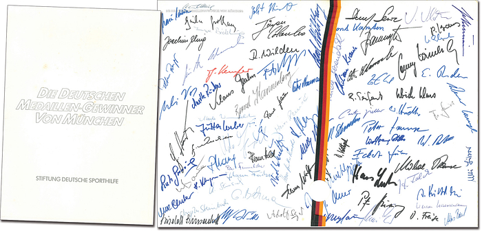 Olympiasieger Deutschland OSS1972  | Offizielle Klappkarte der Stiftung Deutsche Sporthilfe "Die deutschen Medaillen-Gewinner von München". Innen mit über 85 original Signaturen der westdeutschen Medaillengewinner der Olympischen Spiele München 1972. Mit einer Seidenschleife in den bundesdeutschen Farben und einem Papiersiegel der Stiftung Deutsche Sporthilfe. Karton 4 Seiten, 29x21 cm (aufgeklappt 29x42 cm).