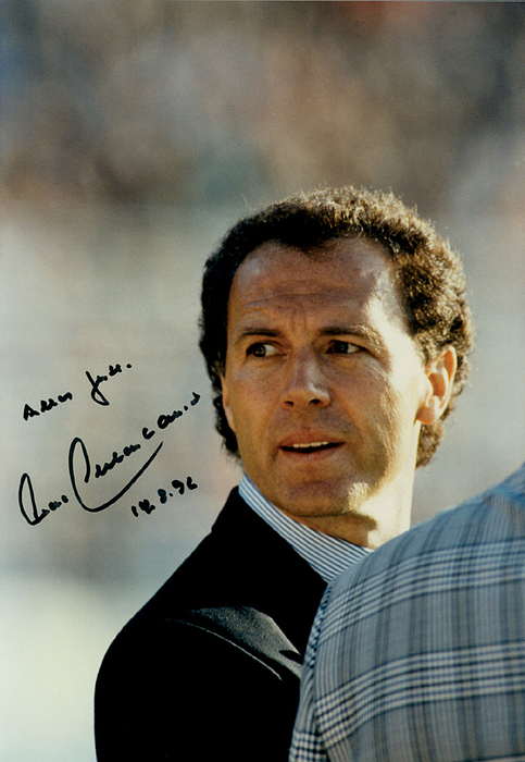  - (1945-2024) Large color photograph with original dedication from Franz Beckenbauer, dated August 17, 1996. 30x20 cm. Condition: A