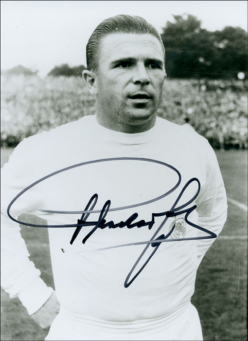 Puskas, Ferenc  | (1927-2006) S/W-Reprofoto mit Originalsignatur von Ferenc Puskas. 17x12,5 cm.