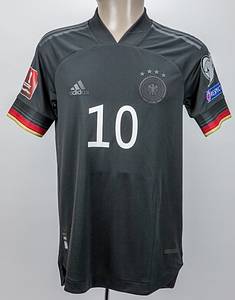  - Original match-issued shirt Germany number 10. Assisted by Kai Havertz in a World Cup qualifying match against Romania on March 28, 2021. Romania - Germany 0:1. Status: AAB --Short-sleeved jersey; size 5; rubberized federation logo, 4 World Cup stars, and adidas logo; rubberized player name and number (front and back); German flag sewn on the back of the collar; with FIFA World Cup Qatar 2022 Qualifiers patch and UEFA Respect patch; adidas Heat.RDY. Comes from the collection of a former DFB employee. Condition: A - Bild 2