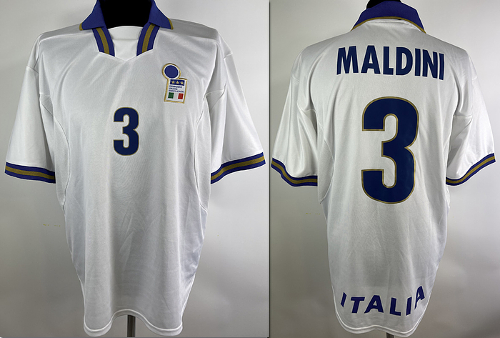  - Original match worn / issued Italy player shirt with the number 3. Prepared for Paolo Maldini for an international match in 1998. Status ABB. Long-sleeved shirt; size XL; federation emblem sewn on; player number and name flocked on; 100% polyester; made in UK. Condition: A