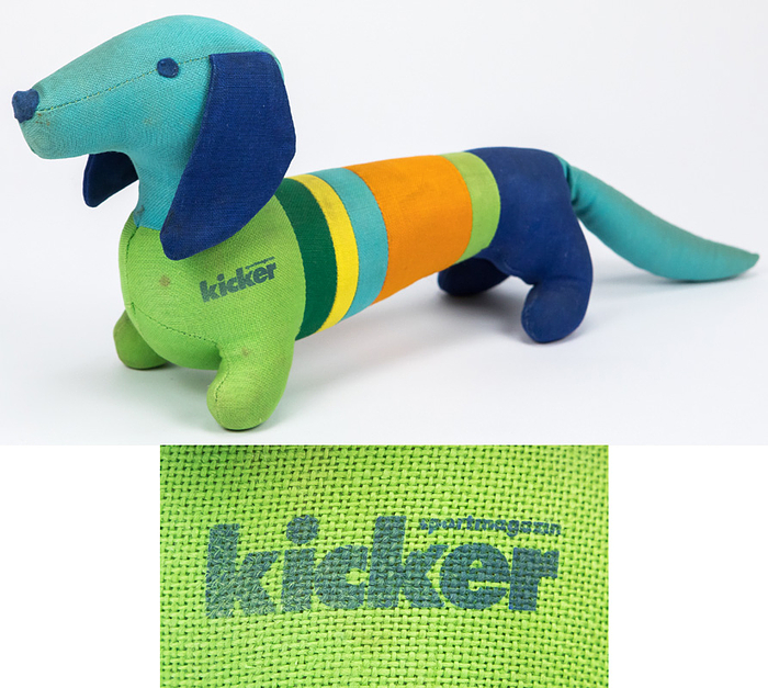 Maskottchen 1972  | Großes offizielles Stoffmaskottchen für die Olympischen Spiele München 1972 „Waldi“. Sonderanfertigung für das "Kicker-Sportmagazin" mit dem Aufdruck "Kicker". 38x14,5 cm.