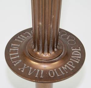 Olympiafackel 1960  | Offizielle Olympiafackel für die Olympischen Sommerspiele Rom 1960. Mit Aufschrift auf dem Fackelteller "Giochi della XVII Olimpiade". Höhe: 39,5 cm, bronziertes Aluminium. Hersteller: M.F. Curtisa/Bologna". - Bild 3