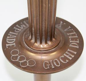 Olympic games Rome 1960. Official Olympic Torch - Olympic Games Rome 1960:0 Official Olympic torch in bronzed aluminium with embossd  lettering "Giochi della XVII Olimpiade" and Olympic rings on the protective plate above the hand grip. Original Torch with signs of usage, otherwise in excellent condition. Height 39.5cm, manufactured by  M.F. Curtisa/Bologna". With signs of wear. Condition: B - Bild 4