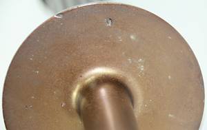 Olympic games Rome 1960. Official Olympic Torch - Olympic Games Rome 1960:0 Official Olympic torch in bronzed aluminium with embossd  lettering "Giochi della XVII Olimpiade" and Olympic rings on the protective plate above the hand grip. Original Torch with signs of usage, otherwise in excellent condition. Height 39.5cm, manufactured by  M.F. Curtisa/Bologna". With signs of wear. Condition: B - Bild 5