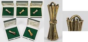 Siegermedaillen 1981-1988  | 5 verschiedene Siegermedaillen für den DFB-Länderpokal der Frauen von 1981 bis 1988. Alle Medaillen sind aus 925er Silber (gepunzt) und haben eine Länge von 3,5 cm. Jede mit der Inschrfit "DFB - Länderpokal Damen" und einer eingravierten Jahreszahl. Es ist eine Öse für eine Kette vorhanden. Folgende Jahre sind vorhanden: 1) 1981: 1.Platz Mittelrhein - vergoldet. 2) 1982: 2.Platz. 3) 1983: 2.Platz. 4) 1984: 2.Platz. 5) 1988 1.Platz Mittelrhein vergoldet. Alle in original Boxen. - Bild 7