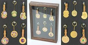 6 Participation Pins UEFA Tournament 1955 - 1965 - 6 participant badges from FIFA / UEFA youth tournaments of the DFB delegation: Italy 1955, Luxembourg 1958, Austria 1960, Portugal 1961, Holland 1964, BR Germany 1965. Bronze, gold-plated, multi-colored enameled, 4.5x4.5 cm to 4x3.5 cm . With leather straps or chain. In a specially made display case with wall hanging --All badges are in very good condition. These are the official DFB participant badges for this tournament. The frame of the showcase is made of wood. The back panel is removable. glass pane. 32x22x4cm. Very decorative exhibit Condition: A- - Bild 5