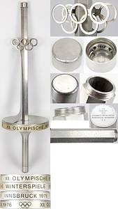 Olympiafackel 1976  | Original Fackel vom Staffel-Lauf mit dem Olympischen Feuer nach Innsbruck 1976. Aluminium und Edelstahl. Hersteller: Vereinigte Metallwerke Ranshofen-Berndorf AG. Länge: 74 cm. Durchmesser des Tellers: 21 cm. - Bild 15